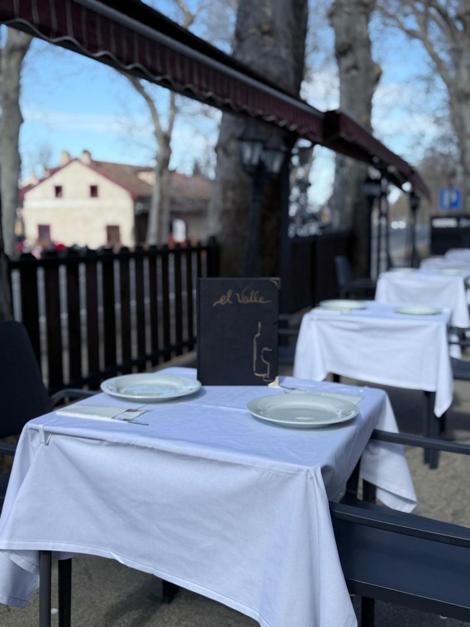 El Valle Hostal Restaurante La Pradera de Navalhorno Екстер'єр фото
